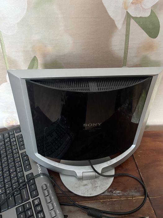 Монитор sony и клавиатура