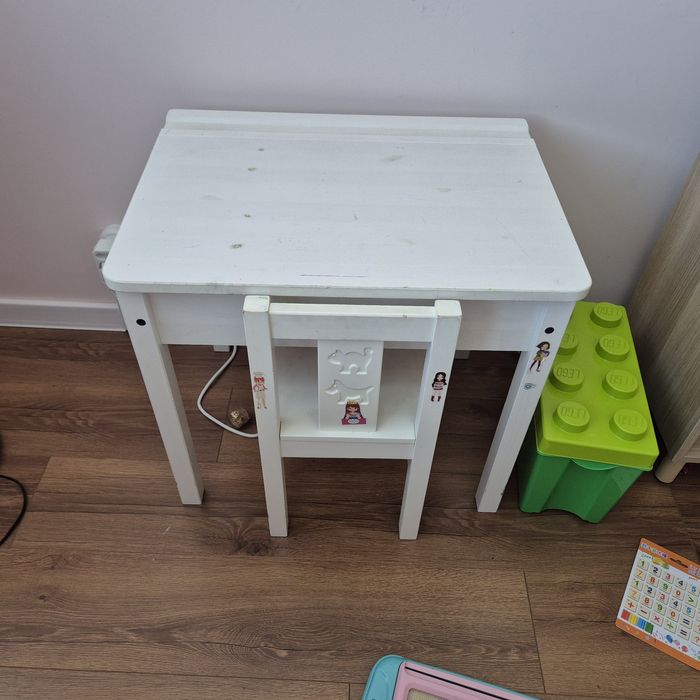 Детско бюро и столче