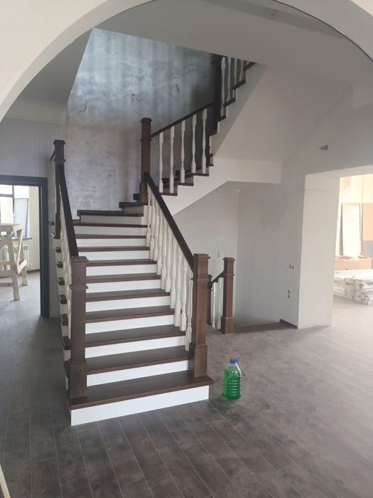 Изготовление и установка лестниц из дерева