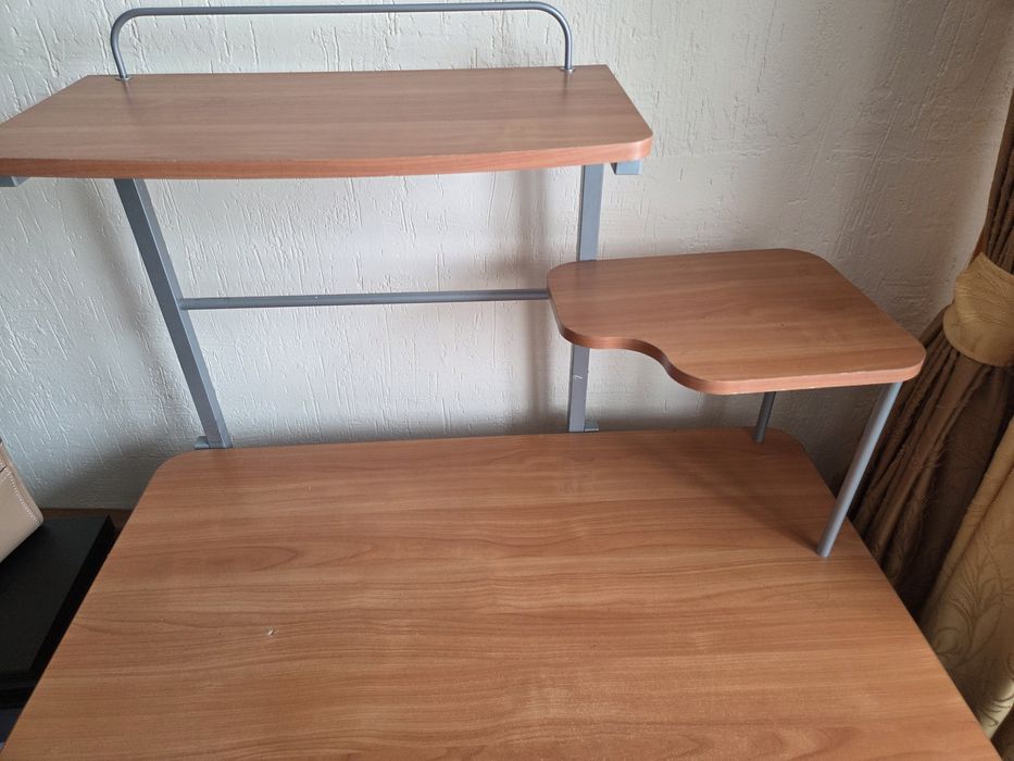 Компьютерный стол с полками