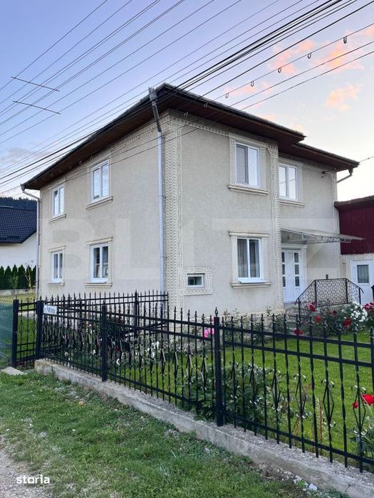 Casa de vanzare, 8 camere, 263 mp + 400 mp teren, in Campulung Moldove
