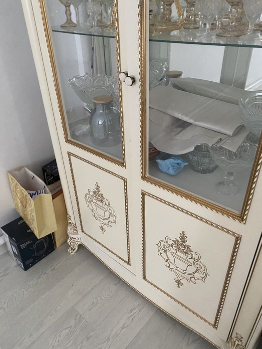 Сервант ақ түсті бу