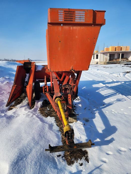 Tractor, freza și utilaj cules porumb.