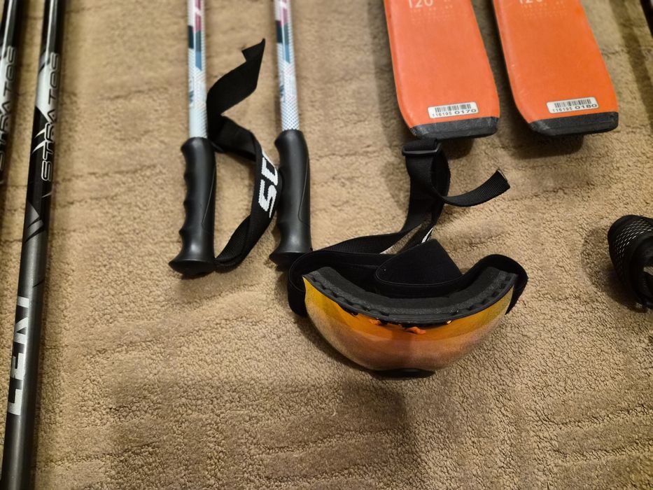 Ски оборудване обувки очила щеки ски