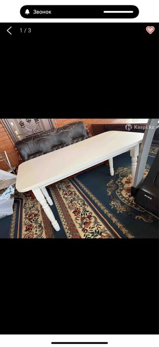 Кухонный стол белого цвета