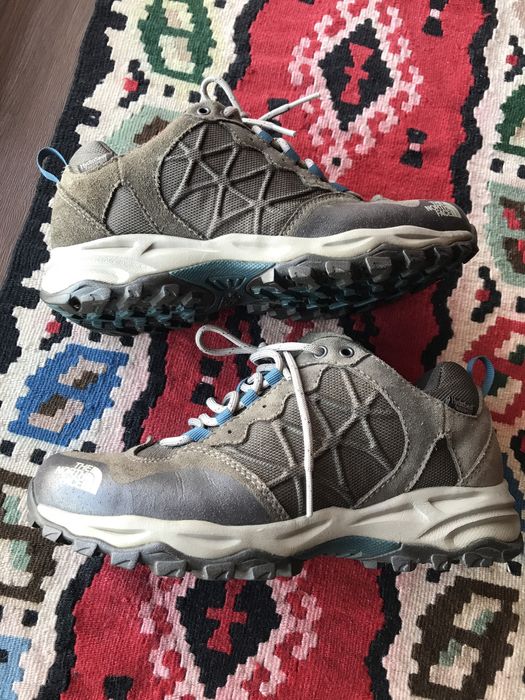 Продам женские ботинки