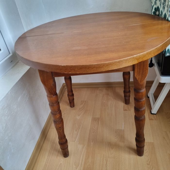 Трапеза маса 80 см от масивно дърво  в много добро състояние!