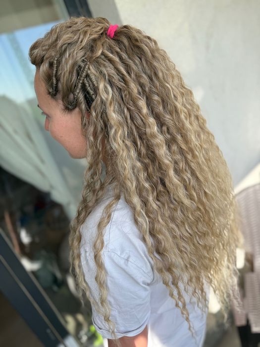 Împletirea de cozi afro pentru adulți și copii