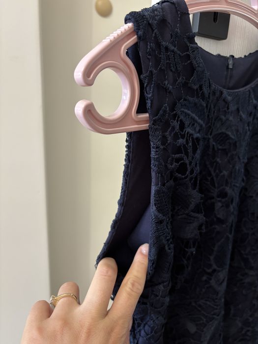 Тъмно синя рокля с дантела