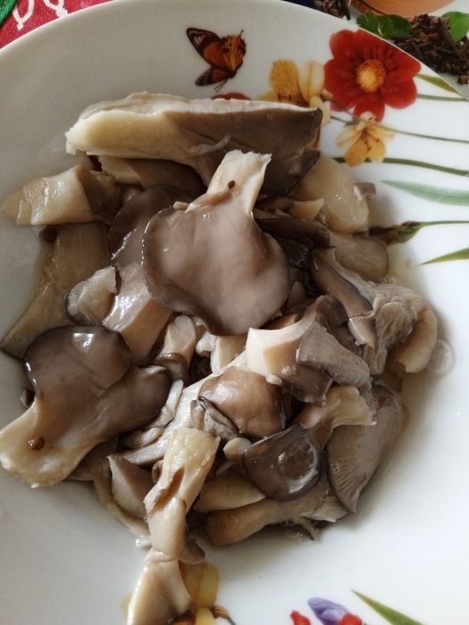 Шампиньоны, вешенки , грибы