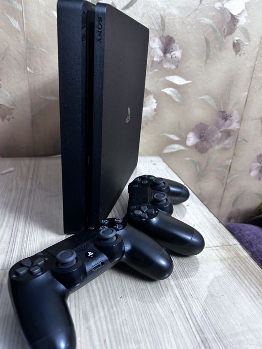 Продам PS 4 slim +3 игры СРОЧНО