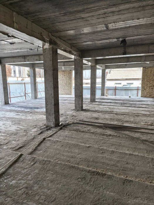 Продаются квартиры и магазины в центре Кагана вдоль дороги.