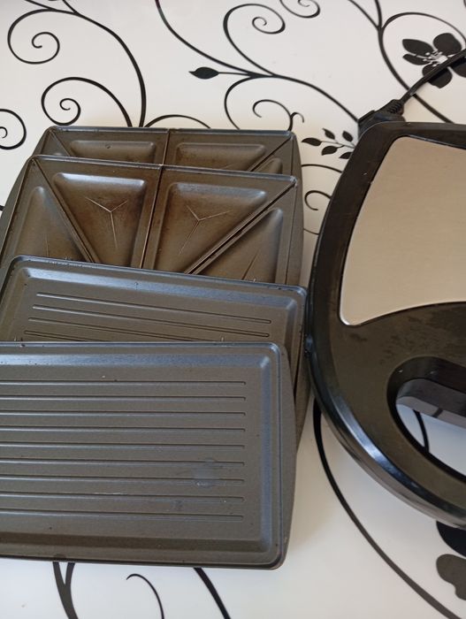 Вафельница почти новая