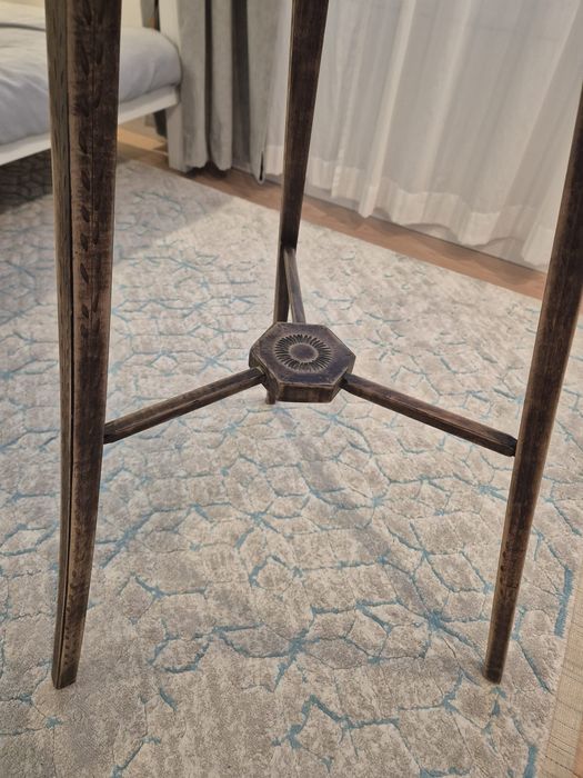 Superba masa saseasca, veche de zeci de ani, cu scaune