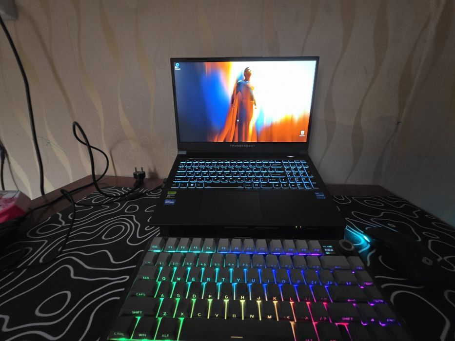 Ноутбук Thunderobot 911S Core D и клавиатура и мышка