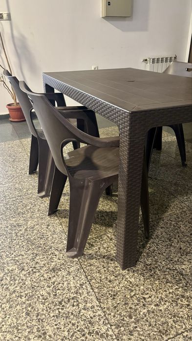 Градински комплект маса + 4 стола – 40 €