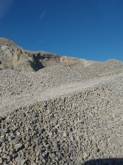 Скална маса, дренажен камък,пясък, земя. Доставка с гондола 30тона