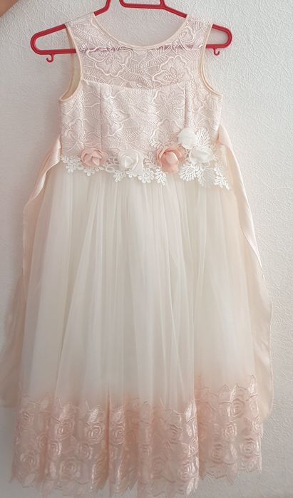 Продам платье нарядное для девочки