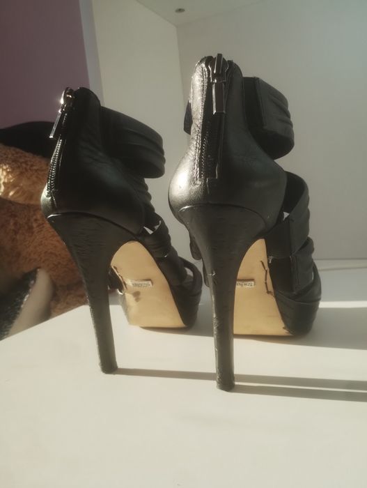 Високи черни токчета