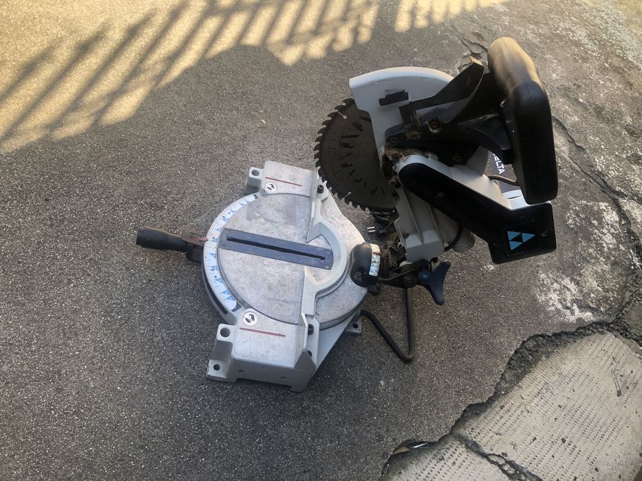 Fierăstrău unghiular