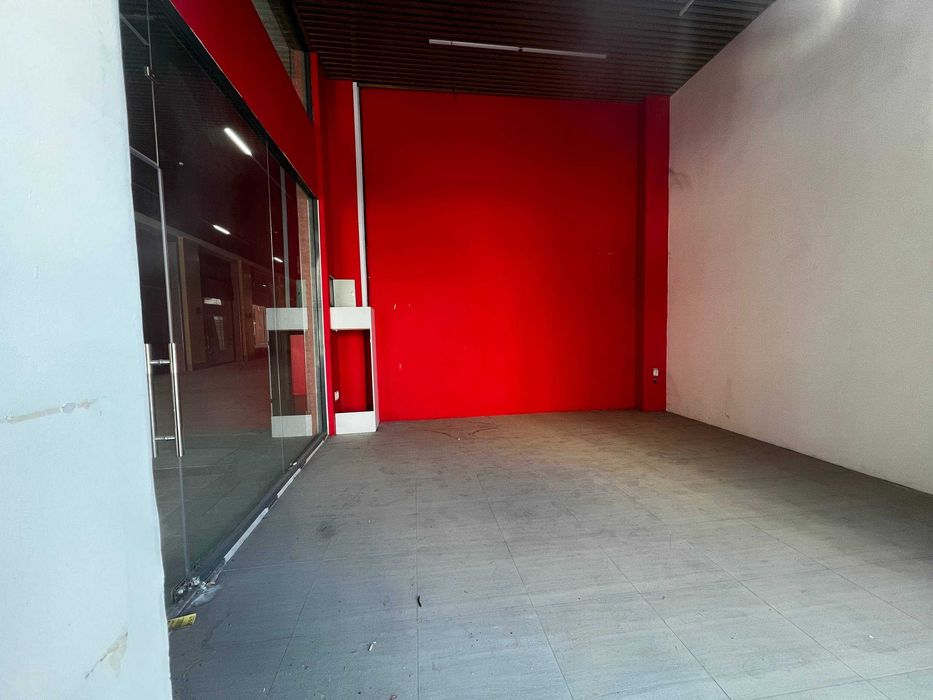 ТОП локация: угловое помещение с витражами и 6м потолками (55)