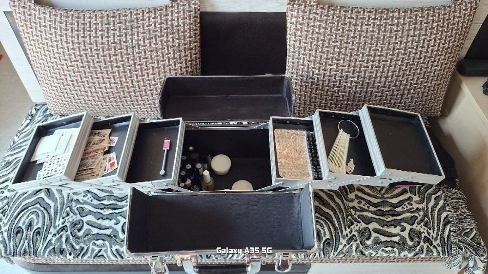 Продам чемодан для маникюра и педикюра