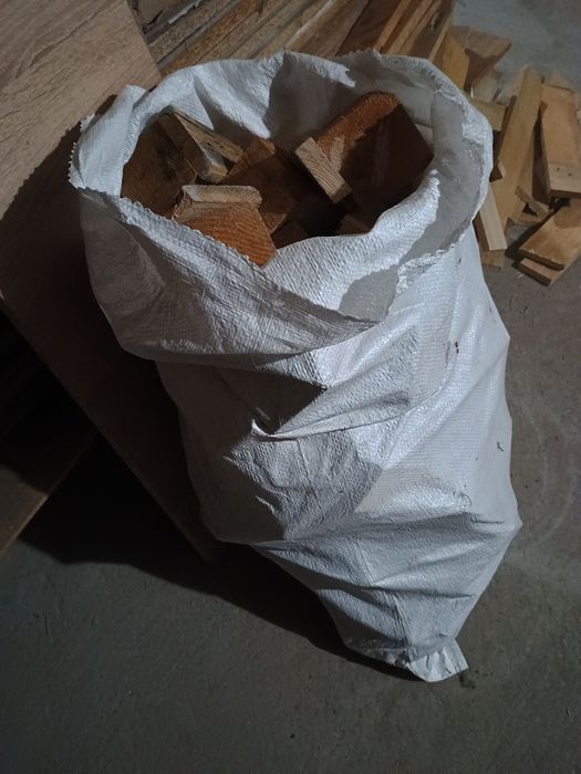 Продавам  дърва .