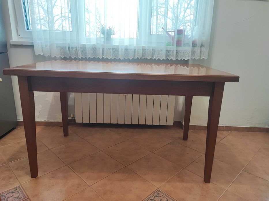 Масивна трапезна маса 140 на 80 и 4 стола