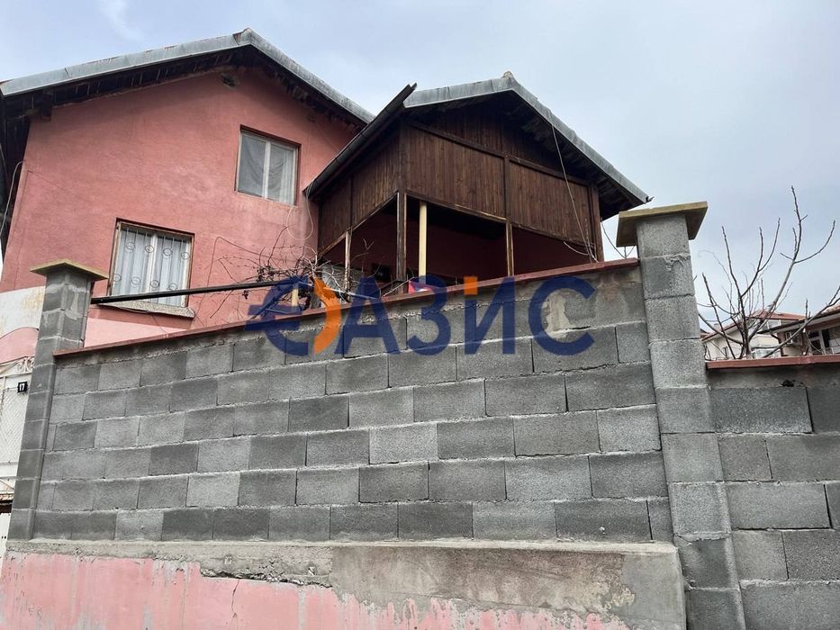 Двуетажна къща в центъра на гр. Свети Влас 245 м2, и двор 1 149 м2,