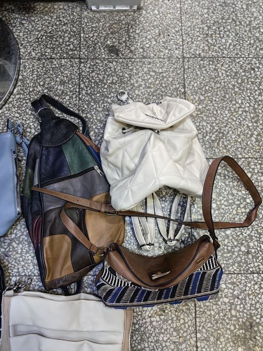 На едро дамски чанти 23 броя за 180 лв