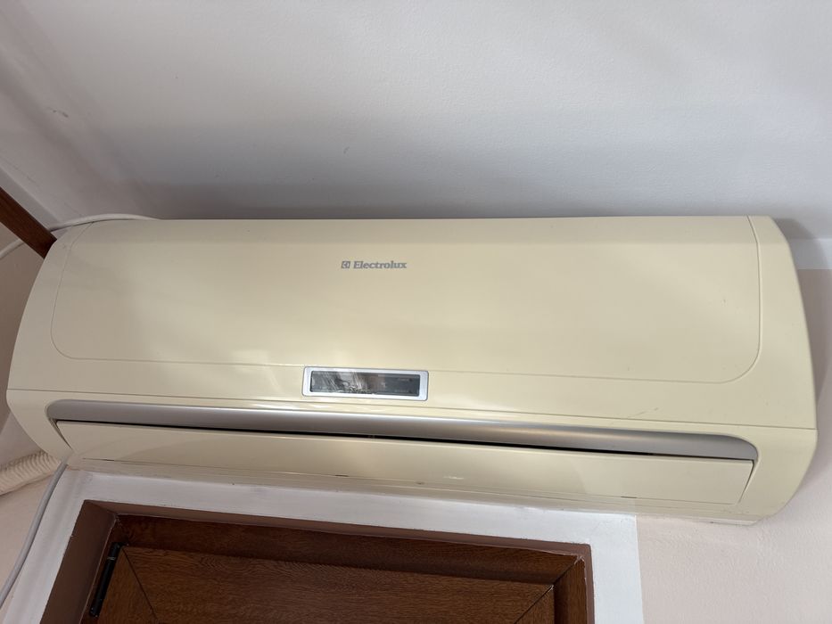 Aer condiționat Electrolux 12000 BTU – funcțional, demontat corect