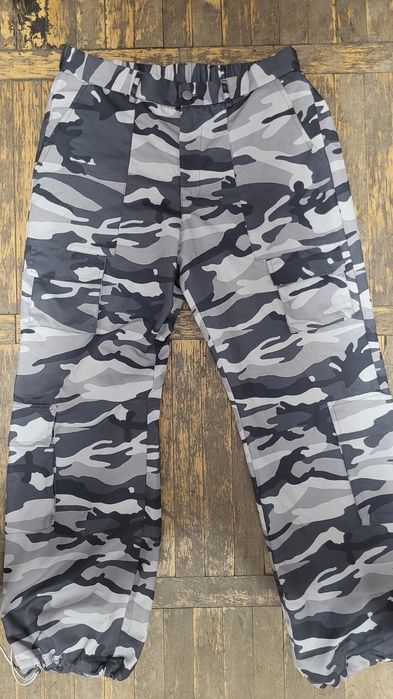 Pantaloni diferite modele