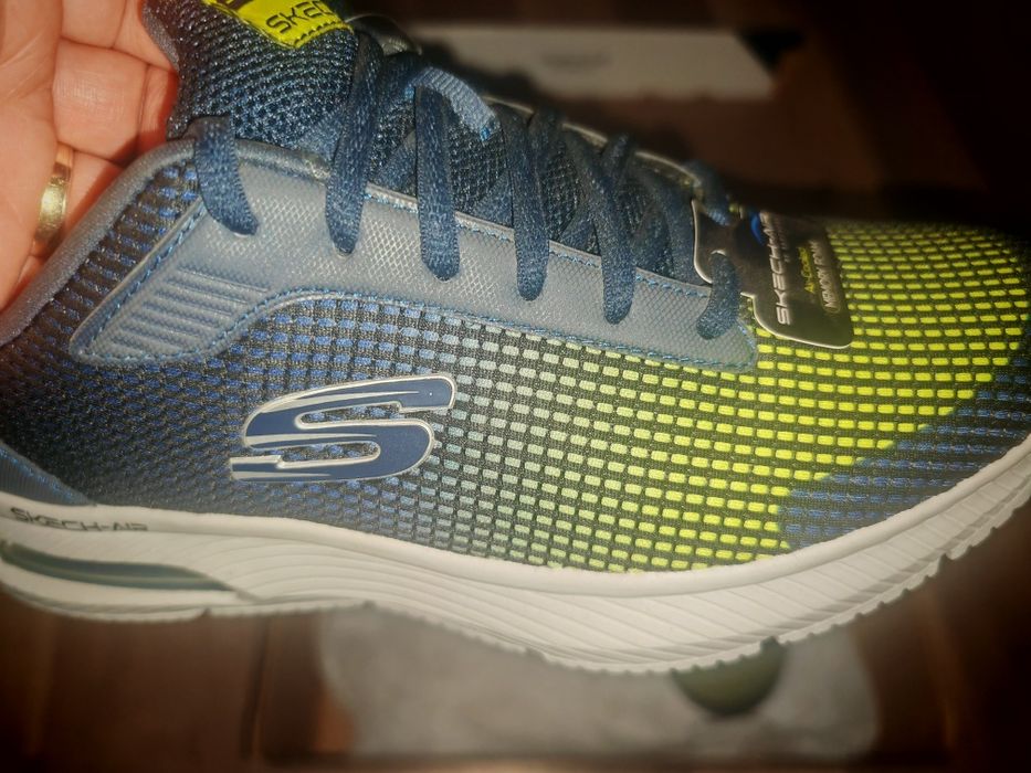 Vând adidași marca Skechers