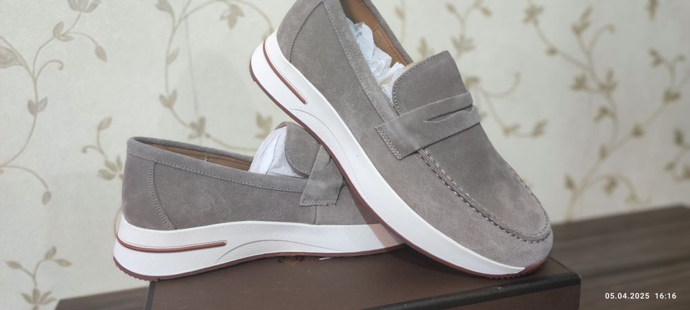 Продается новая обувь 40 размера.