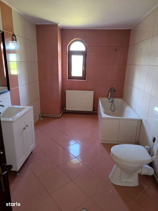 Vila spațioasă, 5 camere, teren 1070 mp, relizata in regie proprie.