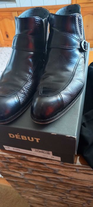 Нови обувки  носени един два пъти единия чифт са нови