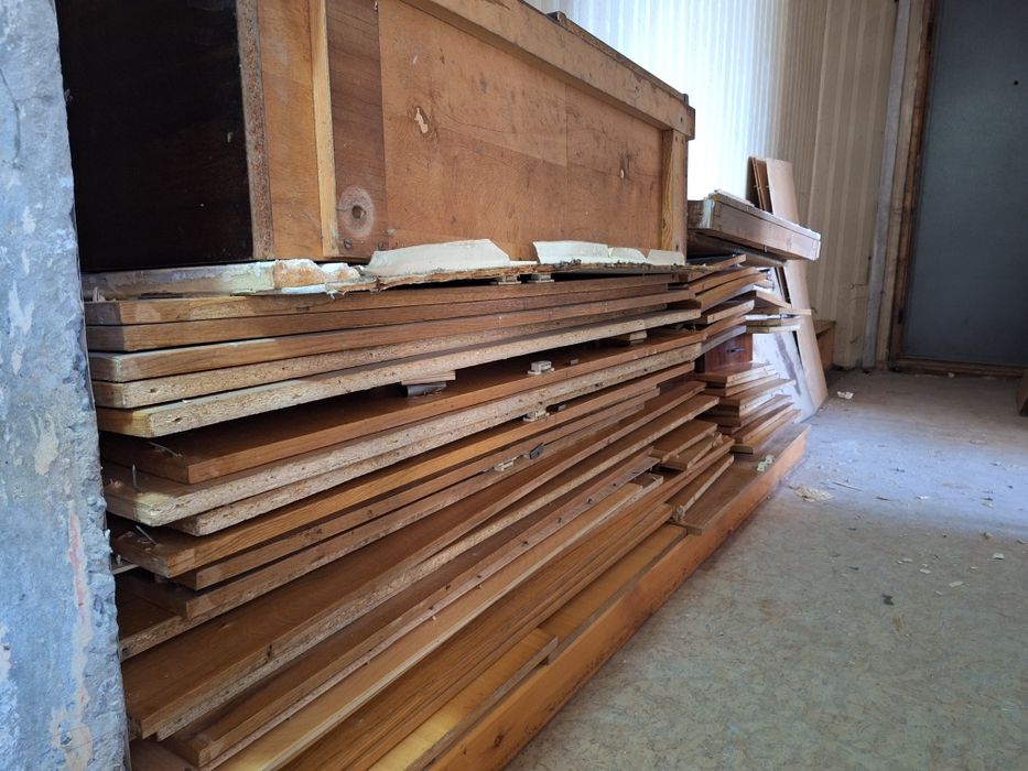 Доски и полки разных размеров.