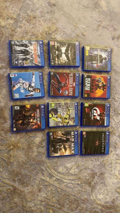 PlayStation 4 (400 GB) + 9 дисков с играми