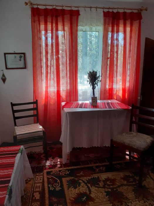 Casuta din vis, de la poalele padurii