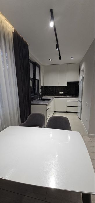 Аренда 1/1/5 Буюк ипак йули, Художник