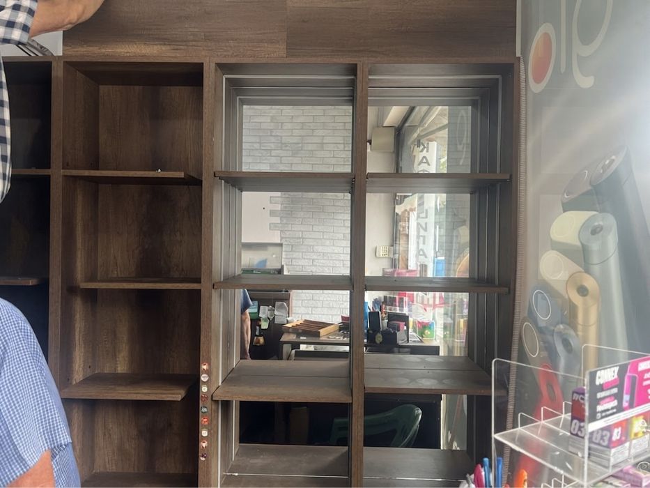 Стилен дървен шкаф / библиотека с огледални елементи