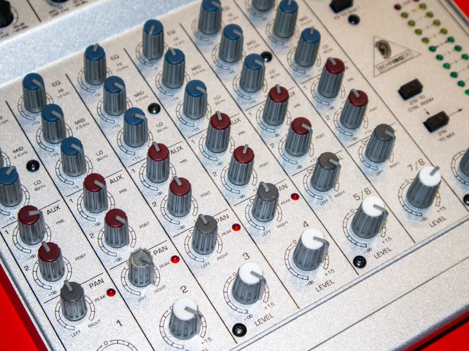 Behringer Eurorack MX802A 8-канален аудио миксер употребяван, работещ