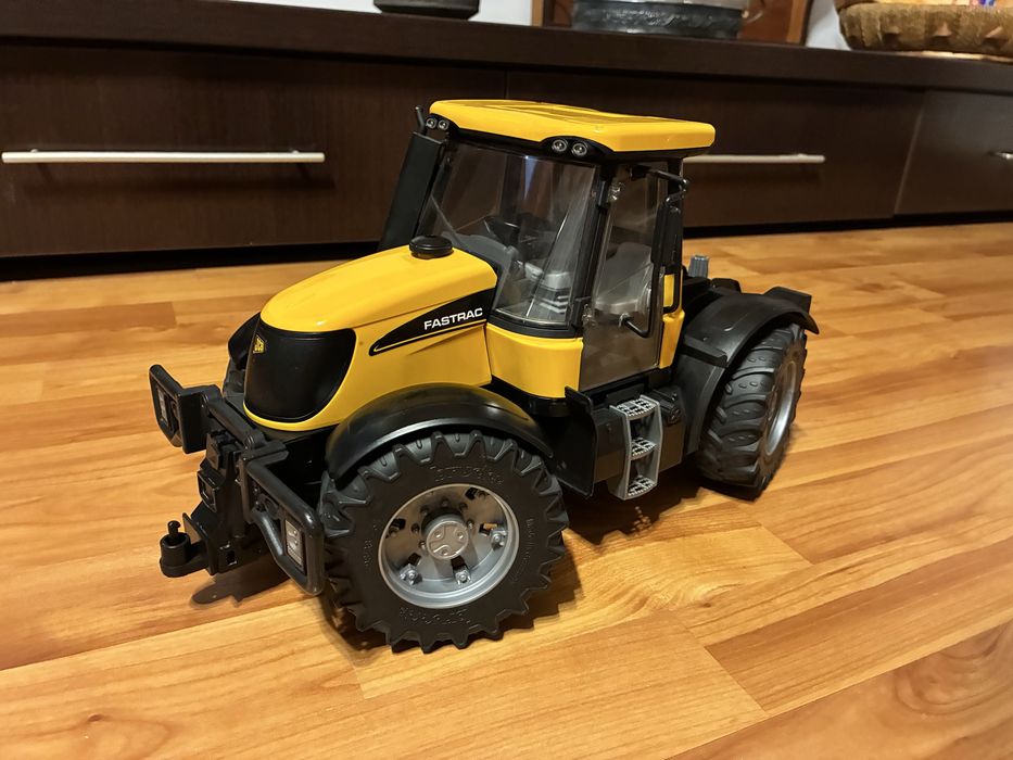 Tractor Bruder JCB Fastrac 3220 - Directie pe 4 Roti