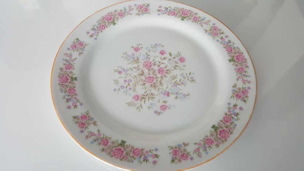 Продам тарелки столовые