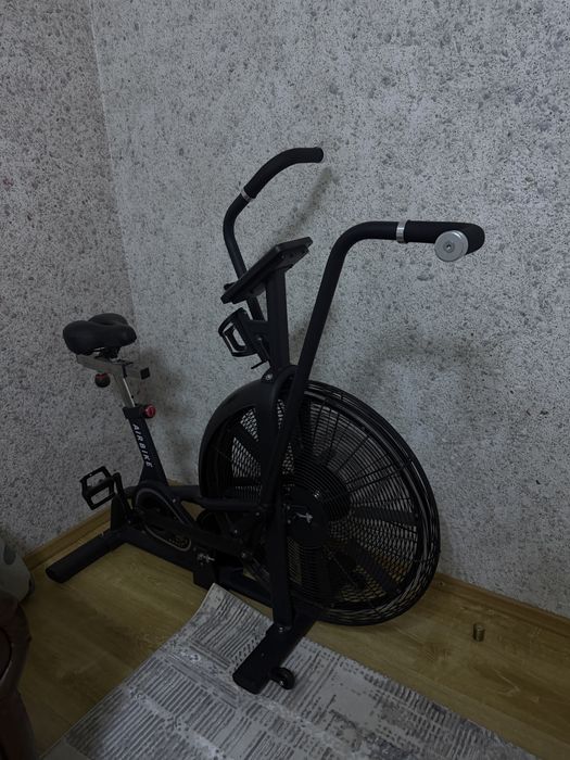 Тренажерный велосипед с экраном