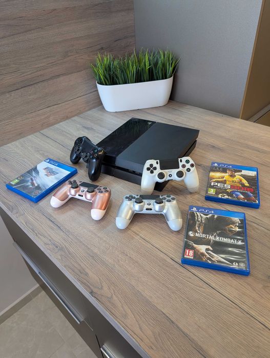 PS4 + 4 Контролера + 3 Игри