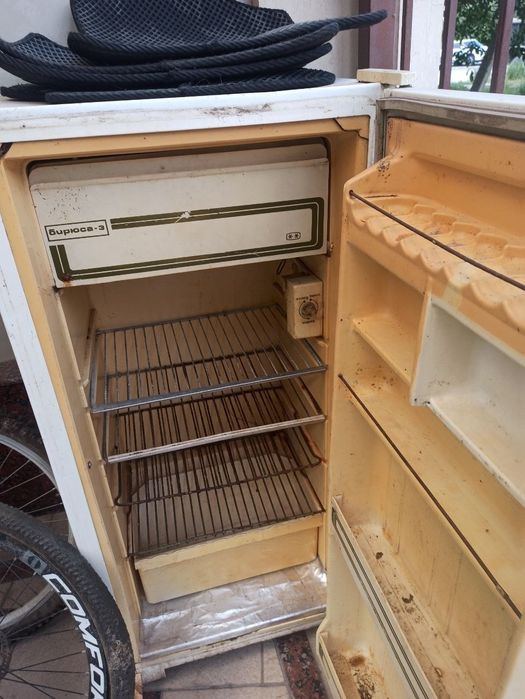 Холодильник сотилади