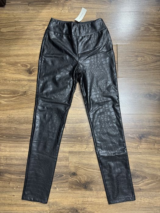 Pantaloni din imitatie de piele cu eticheta