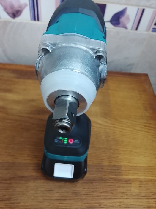 Înșurubat cu impact Makita DTW 285 cu o baterie de 6a Nou