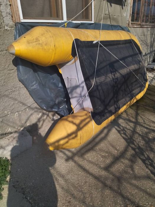 Надуваема лодка с двигател